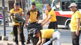 Polres Kebumen menggelar Sambut HUT Kemerdekaan RI ke 81, Polres Kebumen Bersihkan Asrama dan Jalan Sarbini,( Dok - Foto )