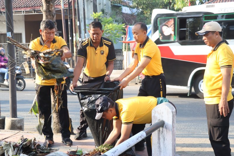 Polres Kebumen menggelar Sambut HUT Kemerdekaan RI ke 81, Polres Kebumen Bersihkan Asrama dan Jalan Sarbini,( Dok - Foto )