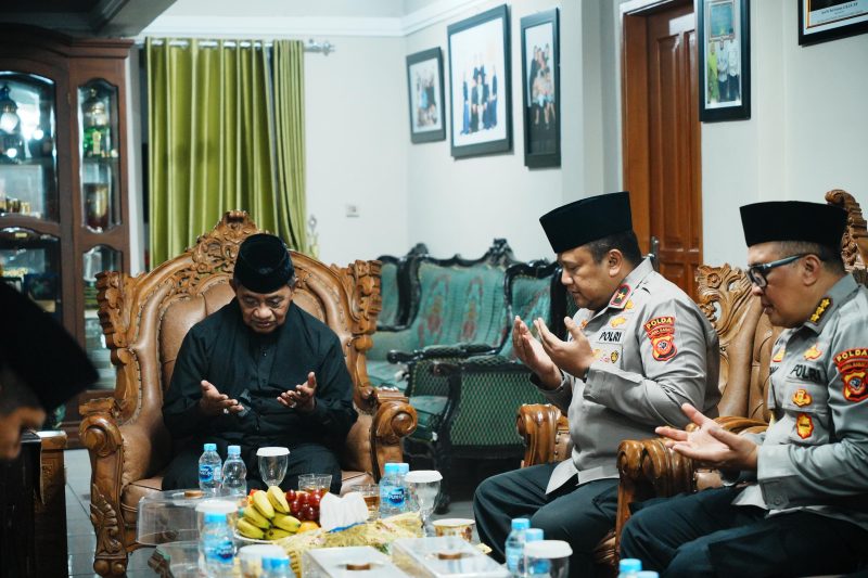 Wakil Kepala Kepolisian Daerah (Wakapolda) Jawa Barat Brigjen Pol. Adi Vivid Agustiadi Bachtiar, S.I.K., M.Hum., M.S.M., melaksanakan silaturahmi Kamtibmas ke Pondok Pesantren Cipasung, Desa Cipakat, Kecamatan Singaparna, Kabupaten Tasikmalaya, Sabtu (15/8/2026),( Dok - Foto )