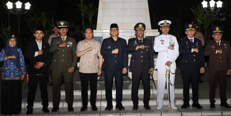 Kapolres Tanjungbalai Bersama Forkopimda Laksanakan Apel Kehormatan dan Malam Renungan Suci di Taman Makam Pahlawan.(Dok-Foto)