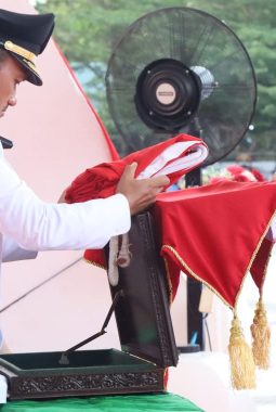 Wali Kota Tanjungbalai Pimpin Upacara Penurunan Bendera, Tutup Rangkaian HUT ke-81 RI di Kota Tanjungbalai.