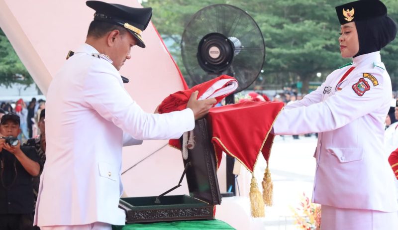 Wali Kota Tanjungbalai Pimpin Upacara Penurunan Bendera, Tutup Rangkaian HUT ke-81 RI di Kota Tanjungbalai.(Dok-Foto)