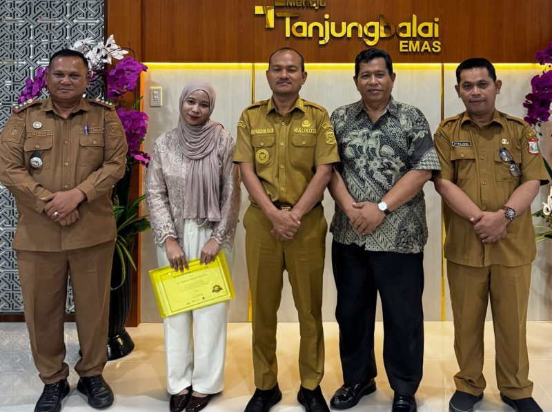 Bertemu Siti Rafiqah Zahirah Panjaitan Perwakilan Indonesia Ikuti Deutschcamp 2026 di Vietnam, Wali Kota Tanjungbalai Beri Motivasi dan Apresiasi Prestasi Yang Diraih.(Dok-Foto)