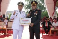 Wali Kota Mahyaruddin Salim Serahkan Penghargaan Bidang Ketahanan Pangan Kepada Kapolres Tanjungbalai.(Dok-Foto)