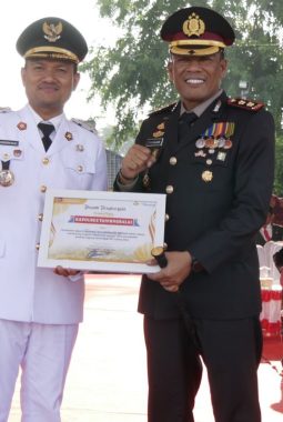 Wali Kota Mahyaruddin Salim Serahkan Penghargaan Bidang Ketahanan Pangan Kepada Kapolres Tanjungbalai.