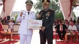 Wali Kota Mahyaruddin Salim Serahkan Penghargaan Bidang Ketahanan Pangan Kepada Kapolres Tanjungbalai.(Dok-Foto)