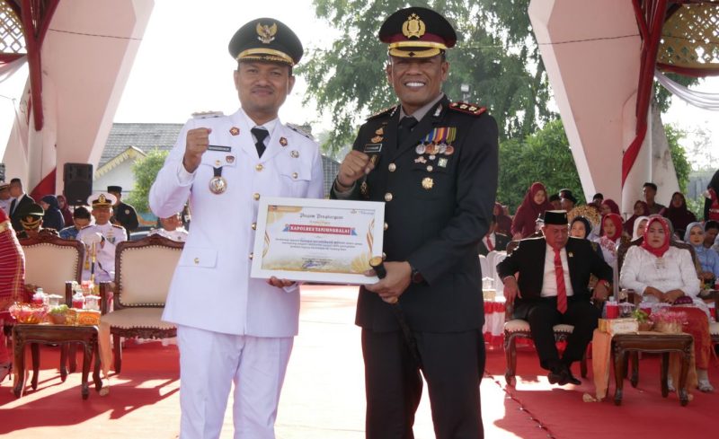 Wali Kota Mahyaruddin Salim Serahkan Penghargaan Bidang Ketahanan Pangan Kepada Kapolres Tanjungbalai.(Dok-Foto)