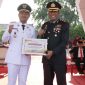 Wali Kota Mahyaruddin Salim Serahkan Penghargaan Bidang Ketahanan Pangan Kepada Kapolres Tanjungbalai.(Dok-Foto)