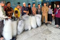 Pemko Tanjungbalai Terima Bantuan 292 Unit Alat Tangkap Ikan Dari Pemprovsu Kepada KUB Nelayan Di Kecamatan Teluk Nibung(Dok-Foto)