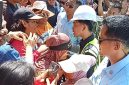 Wakil Presiden Republik Indonesia Gibran Rakabuming Raka dihadang warga korban bencana saat mengunjungi proyek pengendali banjir di Kelurahan Hutanabolon, Kecamatan Tukka, Kabupaten Tapteng (Dok-Poto)