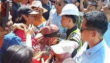 Wakil Presiden Republik Indonesia Gibran Rakabuming Raka dihadang warga korban bencana saat mengunjungi proyek pengendali banjir di Kelurahan Hutanabolon, Kecamatan Tukka, Kabupaten Tapteng (Dok-Poto)