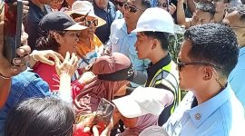 Wakil Presiden Republik Indonesia Gibran Rakabuming Raka dihadang warga korban bencana saat mengunjungi proyek pengendali banjir di Kelurahan Hutanabolon, Kecamatan Tukka, Kabupaten Tapteng (Dok-Poto)