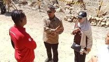 Salah seorang jurnalis yang protes saat dipersulit melakukan liputan olehvoknum Paspampres dan Staf Sekretariat Kepresidenan saat kunjung Wakil Presiden Gibran Rakabuming Raka di Hutanabolon (Dok-Poto)