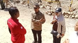 Salah seorang jurnalis yang protes saat dipersulit melakukan liputan olehvoknum Paspampres dan Staf Sekretariat Kepresidenan saat kunjung Wakil Presiden Gibran Rakabuming Raka di Hutanabolon (Dok-Poto)