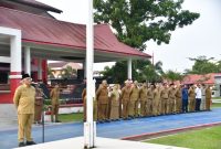 Drs. Binsar TH Sitanggang, M.SP, memimpin Apel Gabungan Aparatur Sipil Negara (ASN) di lingkungan Pemerintah Kabupaten Tapanuli Tengah yang bertempat di Lapangan Sepak Bola Pandan (Dok-Poto)