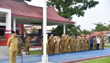 Drs. Binsar TH Sitanggang, M.SP, memimpin Apel Gabungan Aparatur Sipil Negara (ASN) di lingkungan Pemerintah Kabupaten Tapanuli Tengah yang bertempat di Lapangan Sepak Bola Pandan (Dok-Poto)