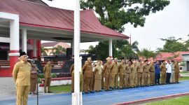 Drs. Binsar TH Sitanggang, M.SP, memimpin Apel Gabungan Aparatur Sipil Negara (ASN) di lingkungan Pemerintah Kabupaten Tapanuli Tengah yang bertempat di Lapangan Sepak Bola Pandan (Dok-Poto)