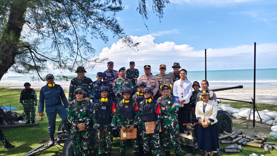 Mahmud Efendi Lubis, S.H., pada Rabu Rabu 23 September 2026 menghadiri Latihan Menembak Senjata Berat Batalyon Arhanud 11/WBY Tahun Anggaran 2026 di Pantai Pal 7, Desa Barambang, Kecamatan Sosorgadong (Dok-Poto)