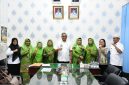 Drs. Binsar TH Sitanggang, M.SP, saat menerima audiensi jajaran pengurus PC Muslimat NU Tapteng di Ruang Kerja Sekdakab Tapteng (Dok-Poto)