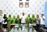 Drs. Binsar TH Sitanggang, M.SP, saat menerima audiensi jajaran pengurus PC Muslimat NU Tapteng di Ruang Kerja Sekdakab Tapteng (Dok-Poto)