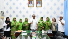 Drs. Binsar TH Sitanggang, M.SP, saat menerima audiensi jajaran pengurus PC Muslimat NU Tapteng di Ruang Kerja Sekdakab Tapteng (Dok-Poto)