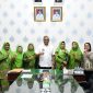 Drs. Binsar TH Sitanggang, M.SP, saat menerima audiensi jajaran pengurus PC Muslimat NU Tapteng di Ruang Kerja Sekdakab Tapteng (Dok-Poto)