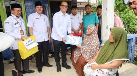 Wakil Wali Kota Tanjungbalai Bertemu dan Serahkan Bantuan kepada Warga Korban Kebakaran di Kelurahan Bunga Tanjung.(Dok-Foto)