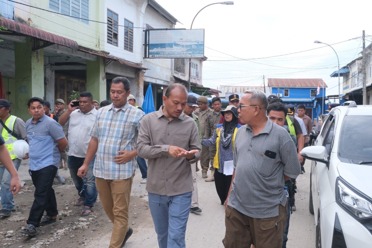 Wali Kota Tanjungbalai Tinjau Progres Perbaikan Jalan Asahan dan Jalan Veteran, Tegaskan Tidak Adalagi Pelaku Usaha Gunakan Bahu Jalan.(Dok-Foto)