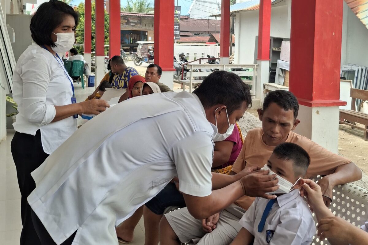 Dinas Kesehatan Kabupaten Tapanuli Tengah menginstruksikan seluruh jajaran Pusat Kesehatan Masyarakat (Puskesmas) se-Kabupaten Tapanuli Tengah untuk bergerak cepat membagikan masker gratis kepada masyarakat (Dok-Poto)