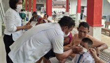 Dinas Kesehatan Kabupaten Tapanuli Tengah menginstruksikan seluruh jajaran Pusat Kesehatan Masyarakat (Puskesmas) se-Kabupaten Tapanuli Tengah untuk bergerak cepat membagikan masker gratis kepada masyarakat (Dok-Poto)