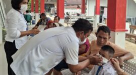 Dinas Kesehatan Kabupaten Tapanuli Tengah menginstruksikan seluruh jajaran Pusat Kesehatan Masyarakat (Puskesmas) se-Kabupaten Tapanuli Tengah untuk bergerak cepat membagikan masker gratis kepada masyarakat (Dok-Poto)
