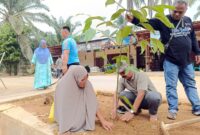 Melalui Dinas Pemberdayaan Masyarakat dan Desa (PMD), Pemkab Tapteng menggelar aksi gotong royong kebersihan, penghijauan, serta pembagian masker kepada masyarakat di Desa Lubuk Ampolu (Dok-Poto)