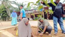 Melalui Dinas Pemberdayaan Masyarakat dan Desa (PMD), Pemkab Tapteng menggelar aksi gotong royong kebersihan, penghijauan, serta pembagian masker kepada masyarakat di Desa Lubuk Ampolu (Dok-Poto)