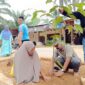 Melalui Dinas Pemberdayaan Masyarakat dan Desa (PMD), Pemkab Tapteng menggelar aksi gotong royong kebersihan, penghijauan, serta pembagian masker kepada masyarakat di Desa Lubuk Ampolu (Dok-Poto)