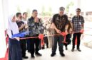 Drs. Binsar TH Sitanggang, M.SP, pada Jumat 16 Oktober 2026 pada saat meninjau langsung kegiatan Griya Citra (Open House) sekaligus meresmikan pemanfaatan gedung sekolah hasil revitalisasi di dua lokasi, yakni TK Negeri Pembina Pinangsori dan SMP Negeri 1 Pinangsori (Dok-Poto)