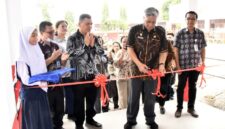 Drs. Binsar TH Sitanggang, M.SP, pada Jumat 16 Oktober 2026 pada saat meninjau langsung kegiatan Griya Citra (Open House) sekaligus meresmikan pemanfaatan gedung sekolah hasil revitalisasi di dua lokasi, yakni TK Negeri Pembina Pinangsori dan SMP Negeri 1 Pinangsori (Dok-Poto)