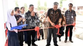 Drs. Binsar TH Sitanggang, M.SP, pada Jumat 16 Oktober 2026 pada saat meninjau langsung kegiatan Griya Citra (Open House) sekaligus meresmikan pemanfaatan gedung sekolah hasil revitalisasi di dua lokasi, yakni TK Negeri Pembina Pinangsori dan SMP Negeri 1 Pinangsori (Dok-Poto)