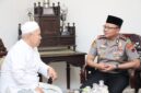 Kapolres Kebumen AKBP Rachmad C. Yusuf bersilaturahmi dengan pengasuh Pondok Pesantren Al Huda, K.H. Wahib Mahfudz, di Jetis, Kelurahan Kutosari, Kecamatan Kebumen, Senin, 19 Oktober 2026,( Dok - Foto )