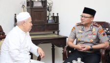 Kapolres Kebumen AKBP Rachmad C. Yusuf bersilaturahmi dengan pengasuh Pondok Pesantren Al Huda, K.H. Wahib Mahfudz, di Jetis, Kelurahan Kutosari, Kecamatan Kebumen, Senin, 19 Oktober 2026,( Dok - Foto )