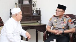 Kapolres Kebumen AKBP Rachmad C. Yusuf bersilaturahmi dengan pengasuh Pondok Pesantren Al Huda, K.H. Wahib Mahfudz, di Jetis, Kelurahan Kutosari, Kecamatan Kebumen, Senin, 19 Oktober 2026,( Dok - Foto )