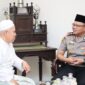 Kapolres Kebumen AKBP Rachmad C. Yusuf bersilaturahmi dengan pengasuh Pondok Pesantren Al Huda, K.H. Wahib Mahfudz, di Jetis, Kelurahan Kutosari, Kecamatan Kebumen, Senin, 19 Oktober 2026,( Dok - Foto )