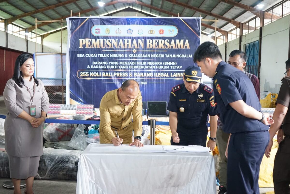 Wali Kota Tanjungbalai Hadiri Pemusnahan Bersama (BMMN) dan Barang Bukti Yang Berkekuatan Hukum Tetap oleh Bea dan Cukai serta Kejari.(Dok-Foto)