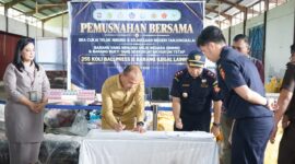 Wali Kota Tanjungbalai Hadiri Pemusnahan Bersama (BMMN) dan Barang Bukti Yang Berkekuatan Hukum Tetap oleh Bea dan Cukai serta Kejari.(Dok-Foto)