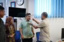 Wali Kota Mahyaruddin Salim Bersama Pimpinan OPD Berikan Kejutan Di Ultah ke-46 Kepala Cabang Bank Sumut Kota Tanjungbalai.(Dok-Foto)