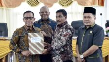 Masinton Pasaribu, SH., MH., menyampaikan Rancangan Peraturan Daerah (Ranperda) Kabupaten Tapanuli Tengah (Tapteng) tentang Anggaran Pendapatan dan Belanja Daerah (APBD) Tahun Anggaran (TA) 2027 (Sumut)
