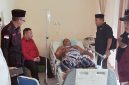 Rosmansyah didampingi pengurus DPD PDI Perjuangan Sumut saat mengunjungi korban di RSUD HAMS Kisaran (fhoto dok)