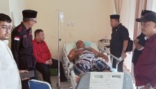 Rosmansyah didampingi pengurus DPD PDI Perjuangan Sumut saat mengunjungi korban di RSUD HAMS Kisaran (fhoto dok)