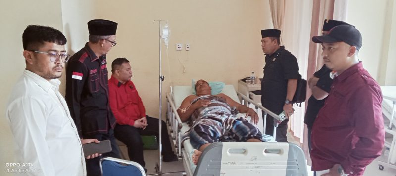 Rosmansyah didampingi pengurus DPD PDI Perjuangan Sumut saat mengunjungi korban di RSUD HAMS Kisaran (fhoto dok)