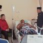 Rosmansyah didampingi pengurus DPD PDI Perjuangan Sumut saat mengunjungi korban di RSUD HAMS Kisaran (fhoto dok)