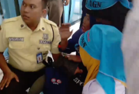 Pendemo Perempuan jatuh pingsan di kantor Cabang BRI Cabang Medan (Dok-Foto)